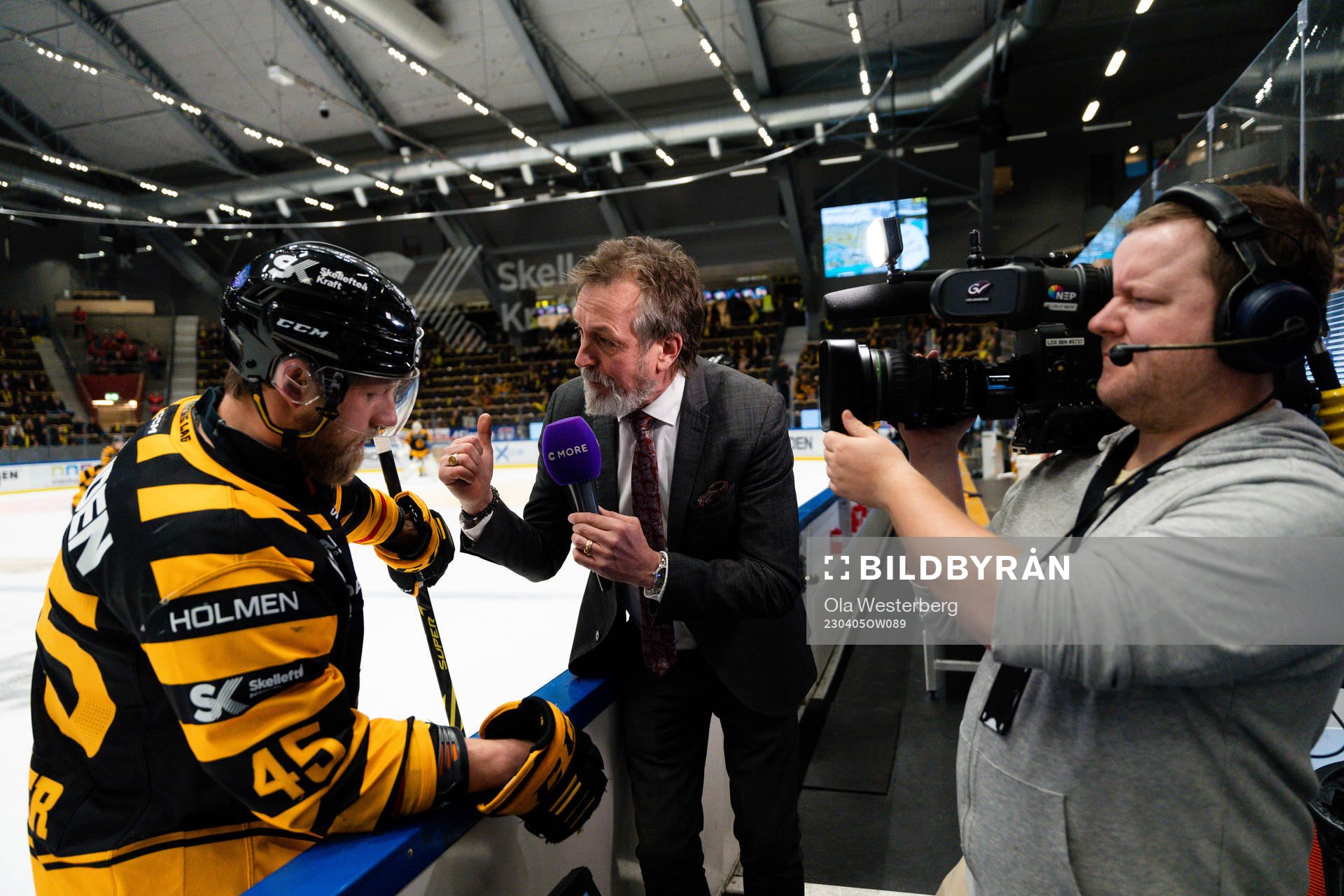 Skellefteås Oscar Möller blir intervjuad av Cmores Åke