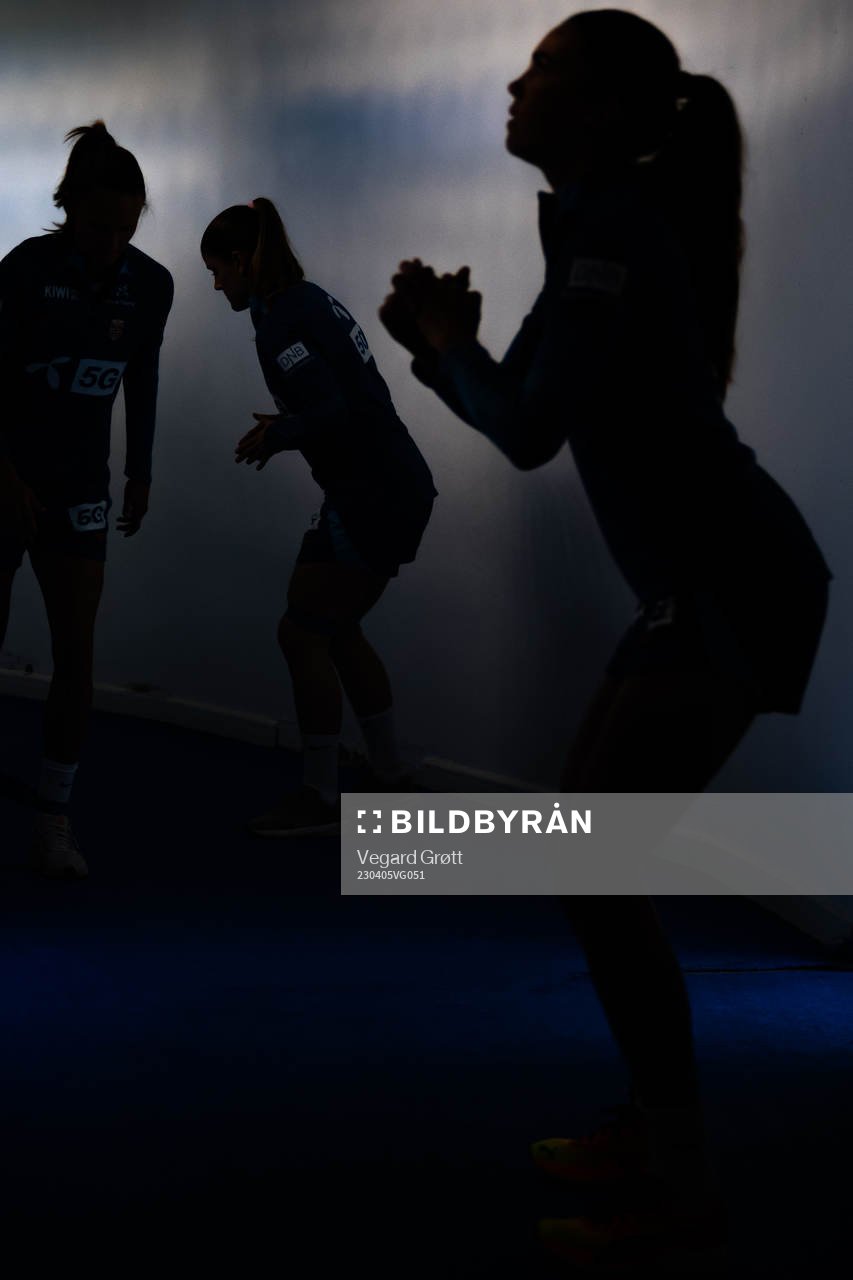 The silhouettes of Caroline Graham Hansen, Maren Mjelde and