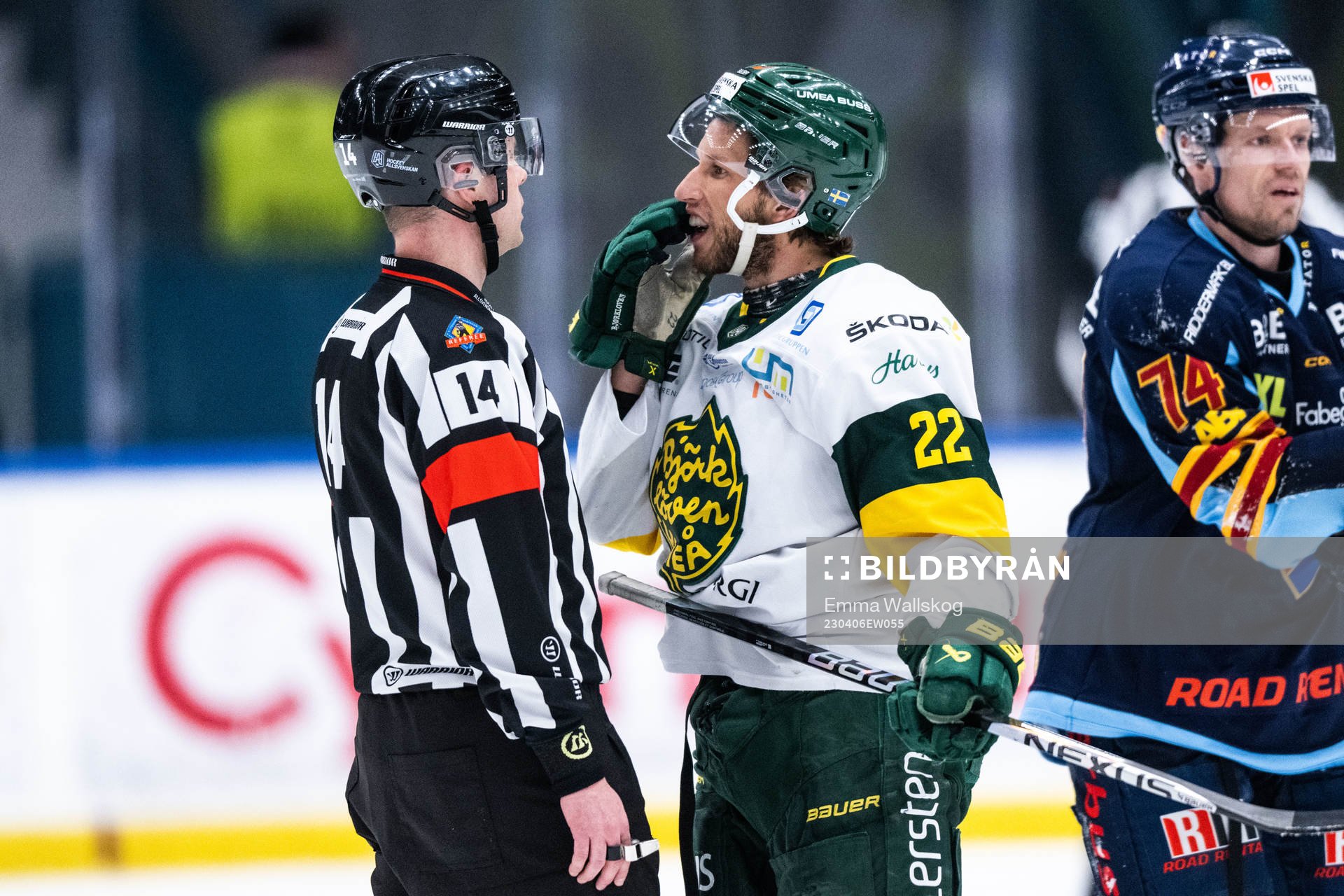 Björklövens Fredrik Weigel diskuterar med Domare Filip