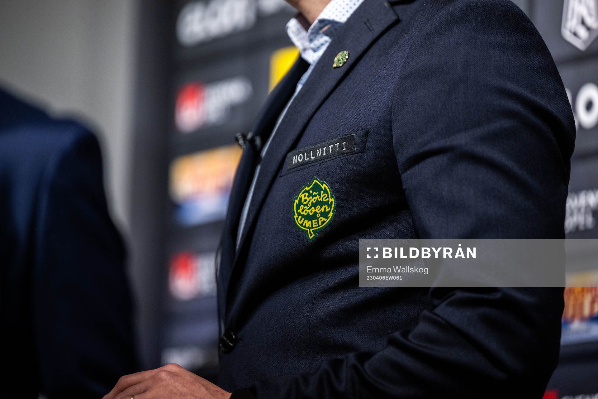 Björklövens tränare Viktor Stråhle med emblem på