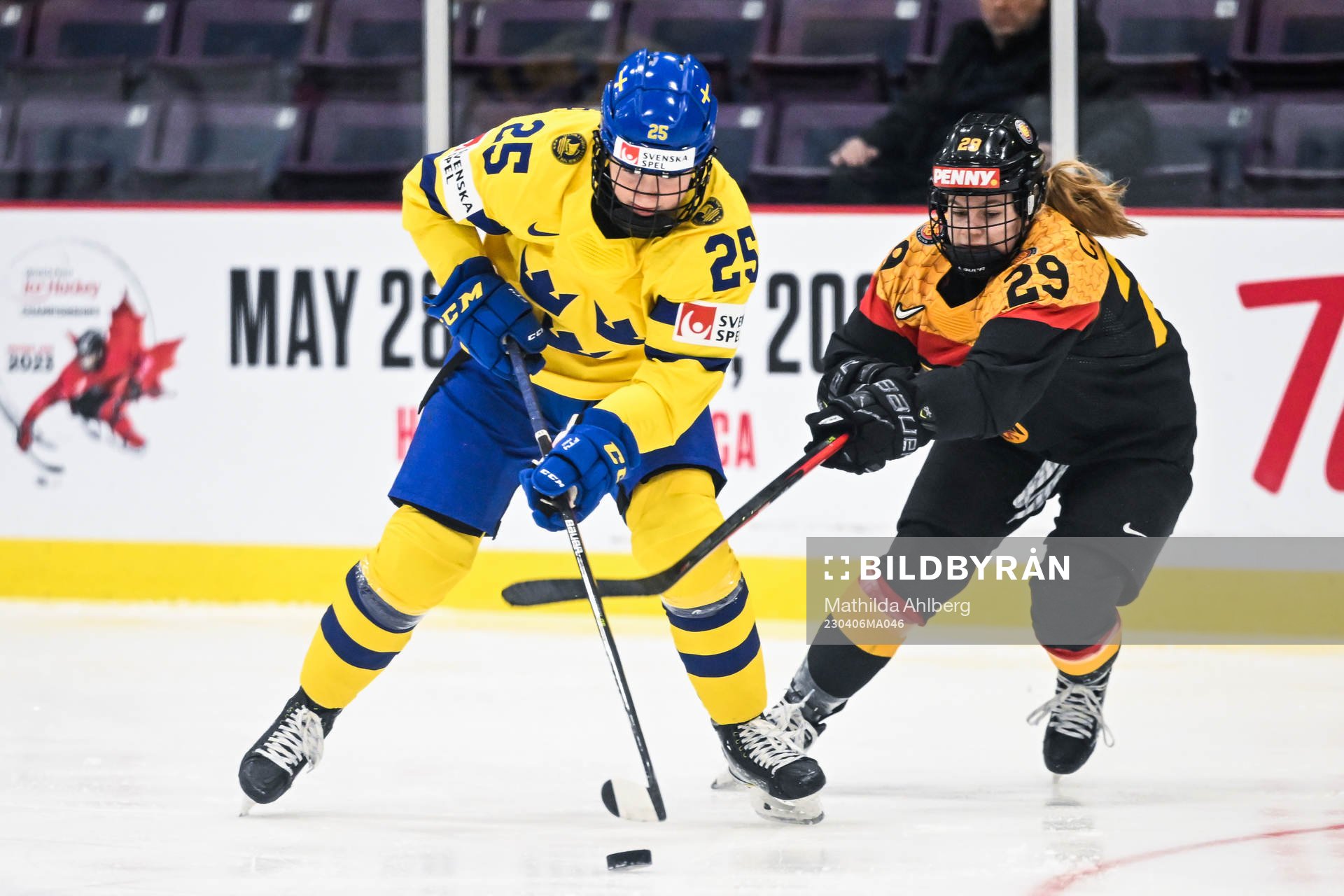 Lina Ljungblom of Sweden and Nina Christof of Germany