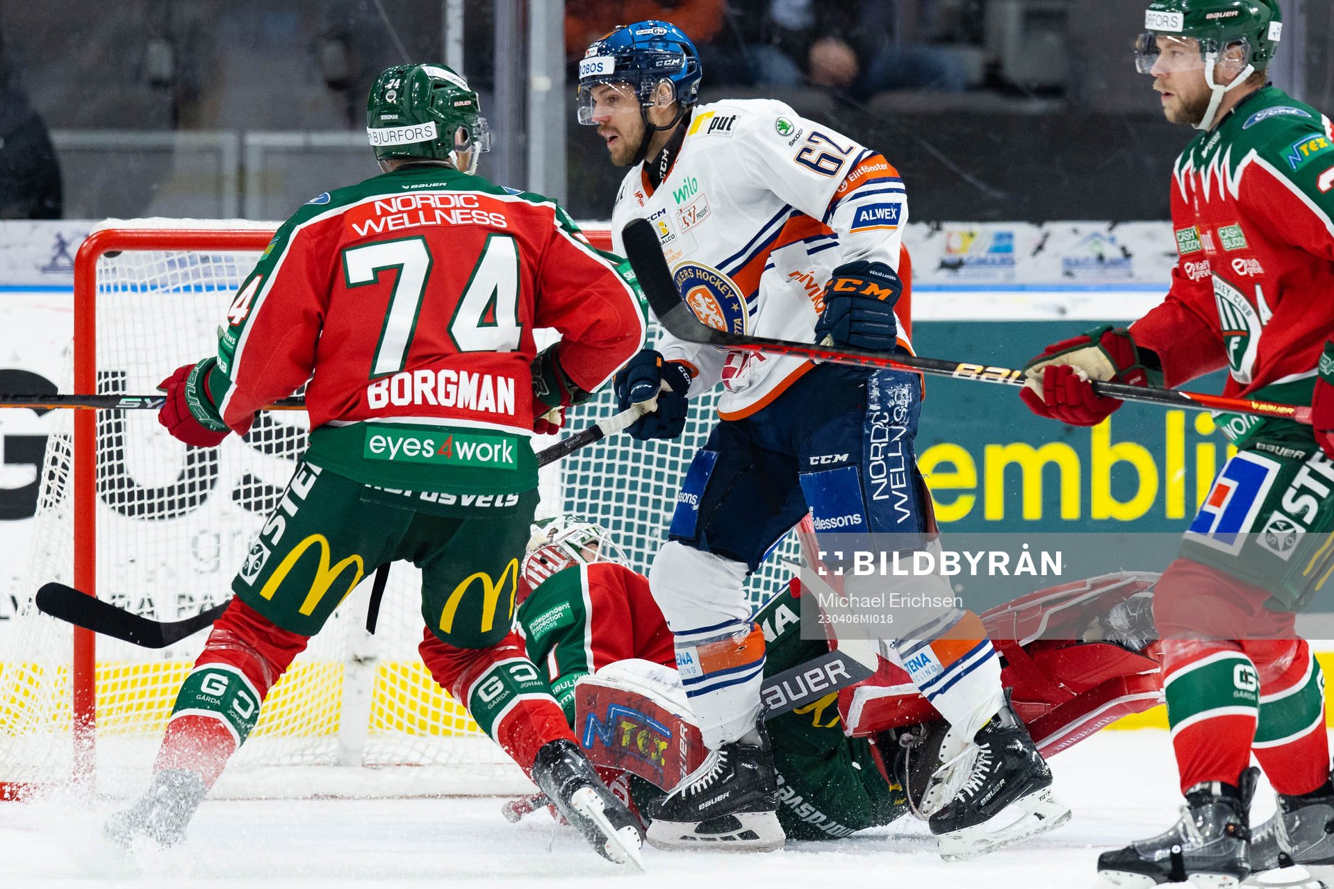 Växjös Manuel Ågren åker på Frölundas målvakt Lars