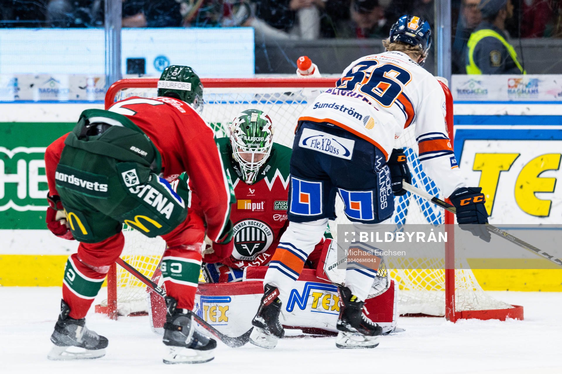 Frölundas målvakt Lars Johansson släpper in 0-2 av