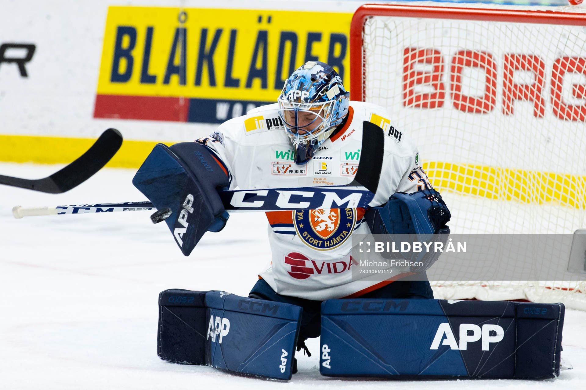 Växjös målvakt Emil Larmi räddar ett skott