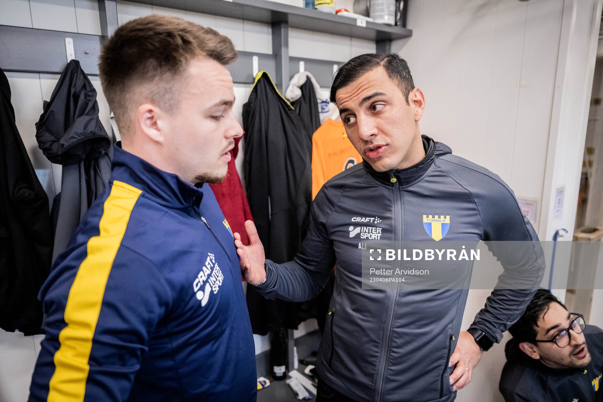 Torns IFs Kevin Robert och tränare Ali Alexander Jasim inför fotbollsmatchen i Division 1 Södra mellan Torns IF och Ängelholm den 6 april 2023 i Lund.