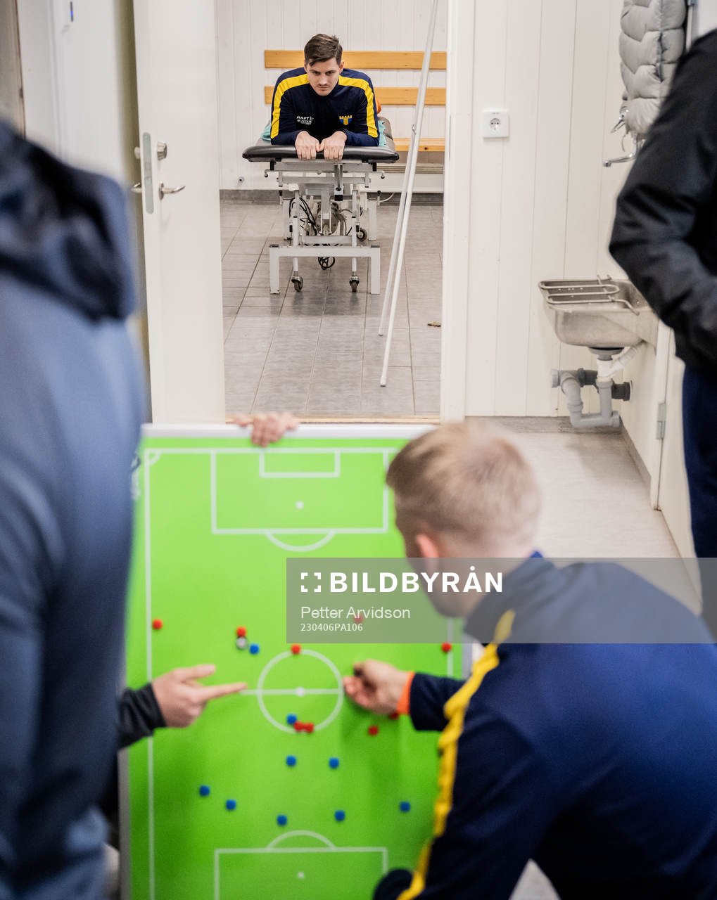 Torns IFs Niclas Lundberg ligger på en brits i omklädningsrummet inför fotbollsmatchen i Division 1 Södra mellan Torns IF och Ängelholm den 6 april 2023 i Lund.