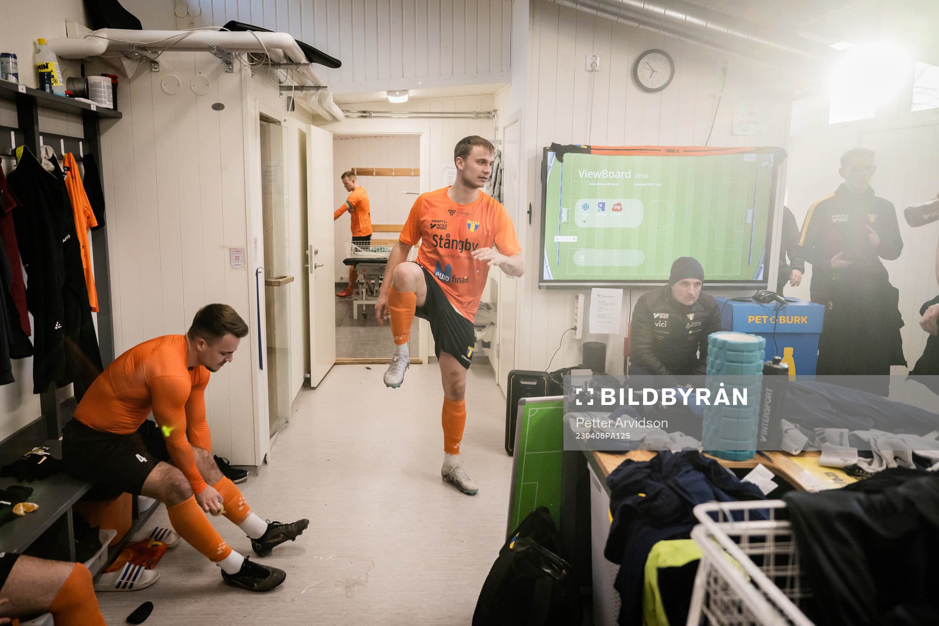 Torns IFs Ossian Hallberg i omklädningsrummet inför fotbollsmatchen i Division 1 Södra mellan Torns IF och Ängelholm den 6 april 2023 i Lund.