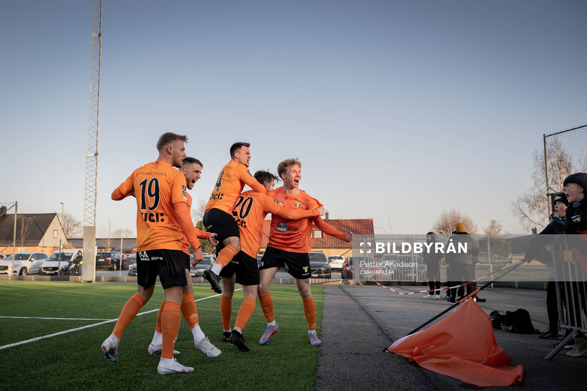 Torns IFs Emil Persson jublar med lagkamrater efter 1-0 målet under fotbollsmatchen i Division 1 Södra mellan Torns IF och Ängelholm den 6 april 2023 i Lund.