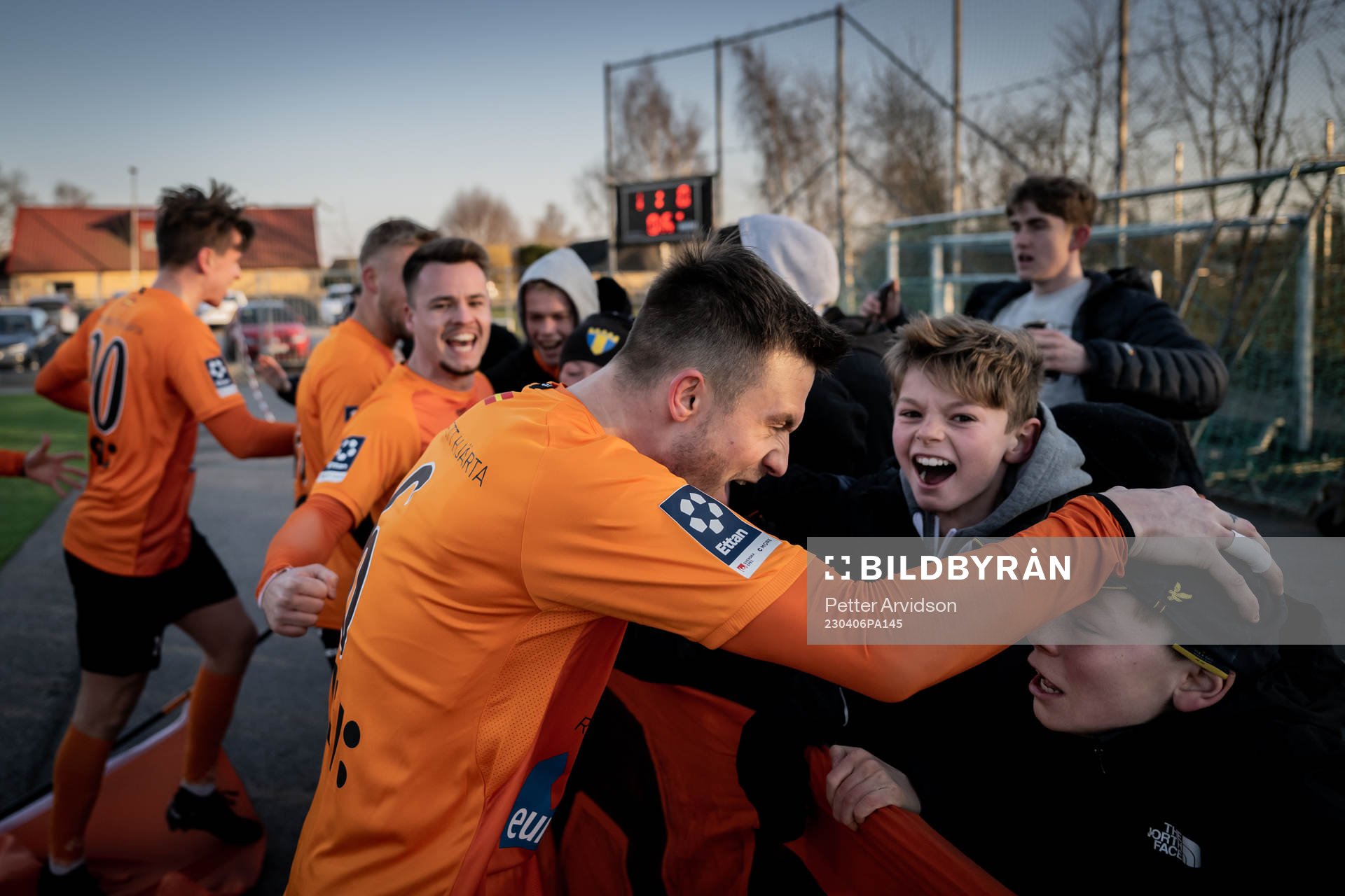 Torns IFs Ted Sandberg jublar med supportrar efter 1-0 målet under fotbollsmatchen i Division 1 Södra mellan Torns IF och Ängelholm den 6 april 2023 i Lund. 