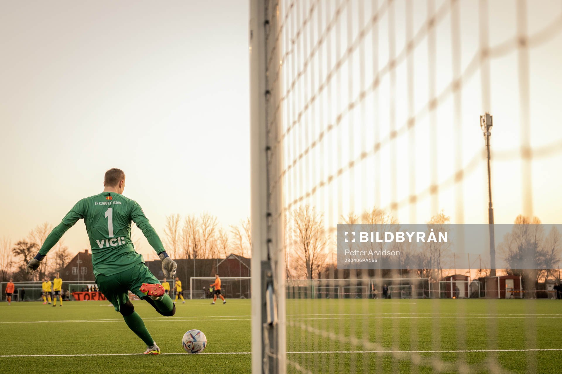 Torns IFs målvakt Oliver Lindstedt med en utspark