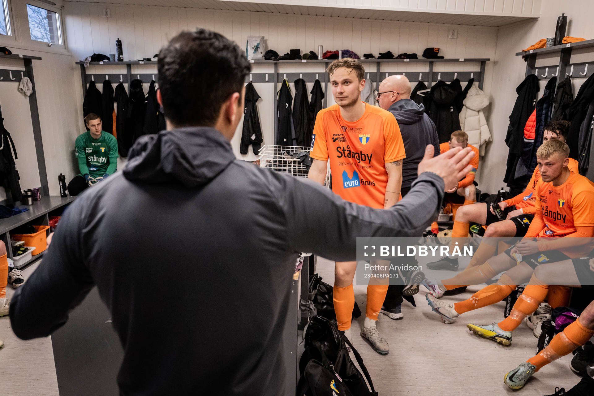 Torns IFs Ossian Hallberg i omklädningsrummet i halvtid under fotbollsmatchen i Division 1 Södra mellan Torns IF och Ängelholm den 6 april 2023 i Lund.