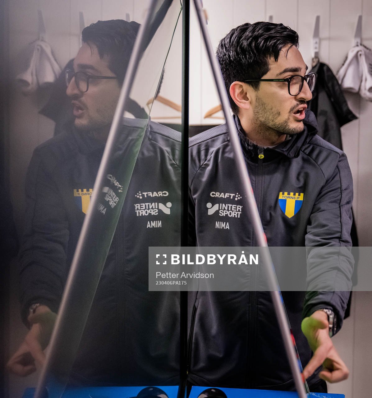 Torns IFs Nima Mahoutchian har genomgång i omklädningsrummet vid halvtid under fotbollsmatchen i Division 1 Södra mellan Torns IF och Ängelholm den 6 april 2023 i Lund.