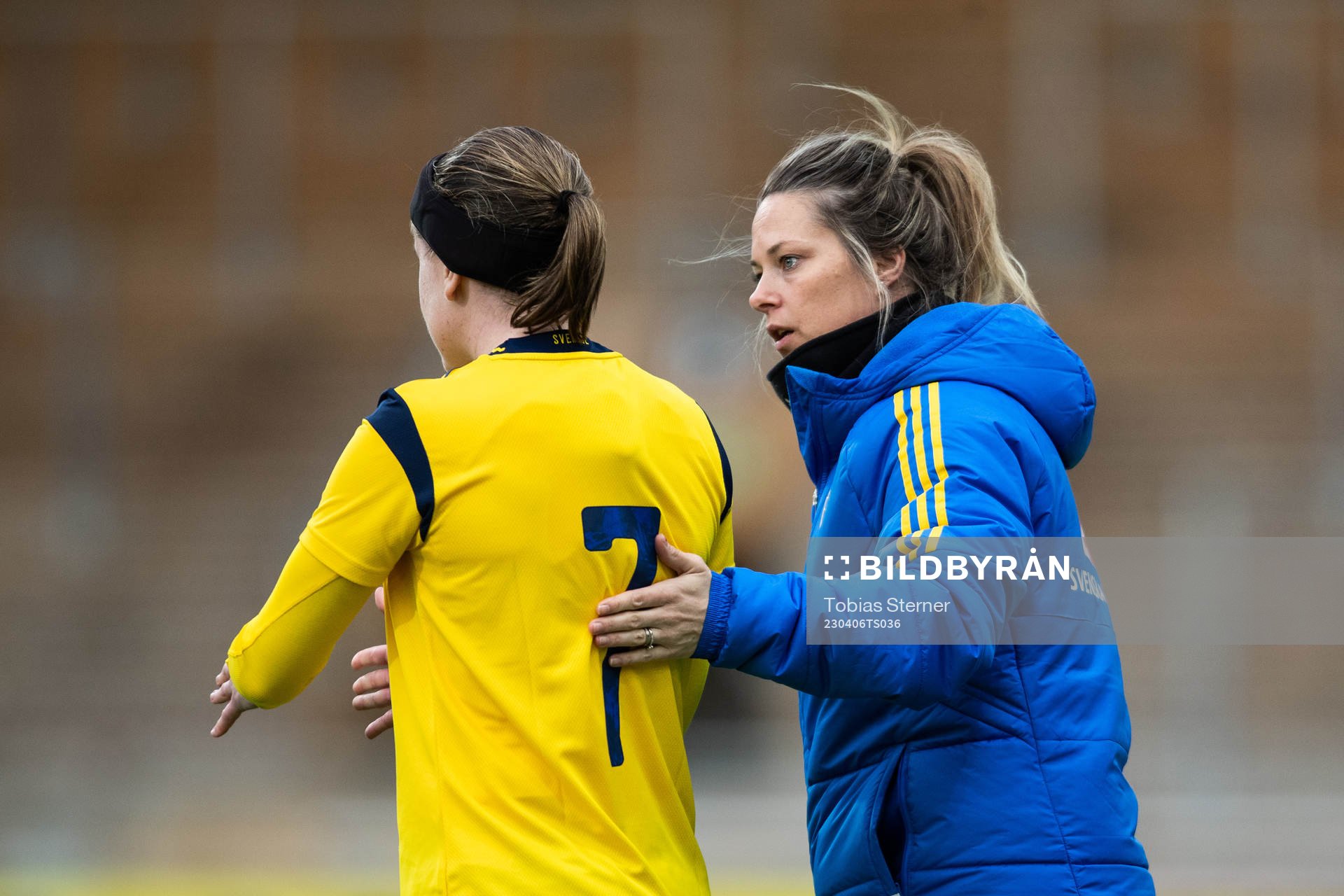 Assistant coach Johanna Almgren and Linn Vickius of Sweden