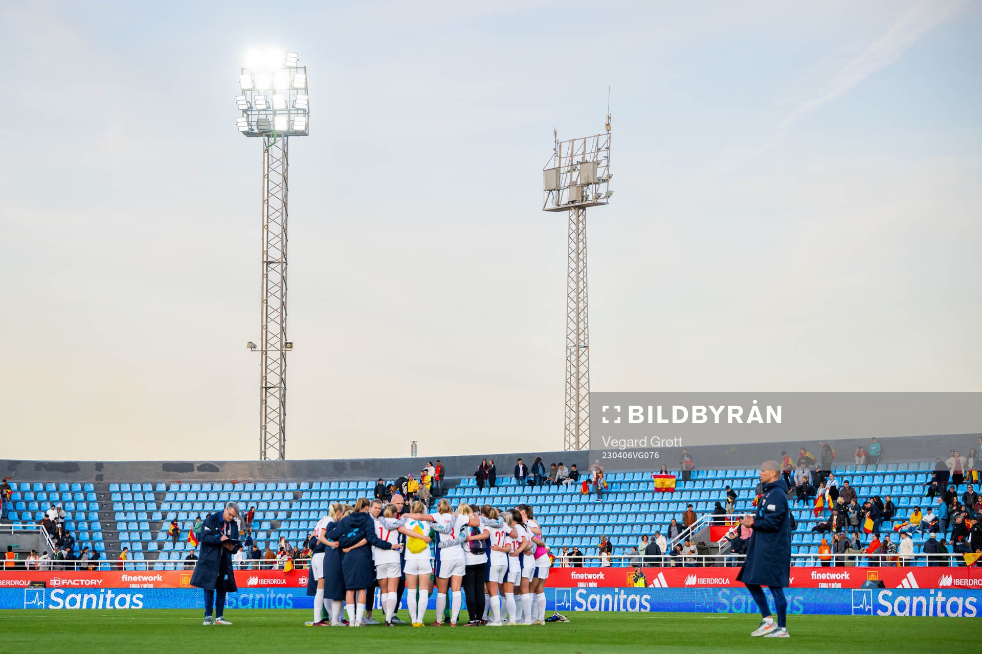 Players of Norway gather in a circle