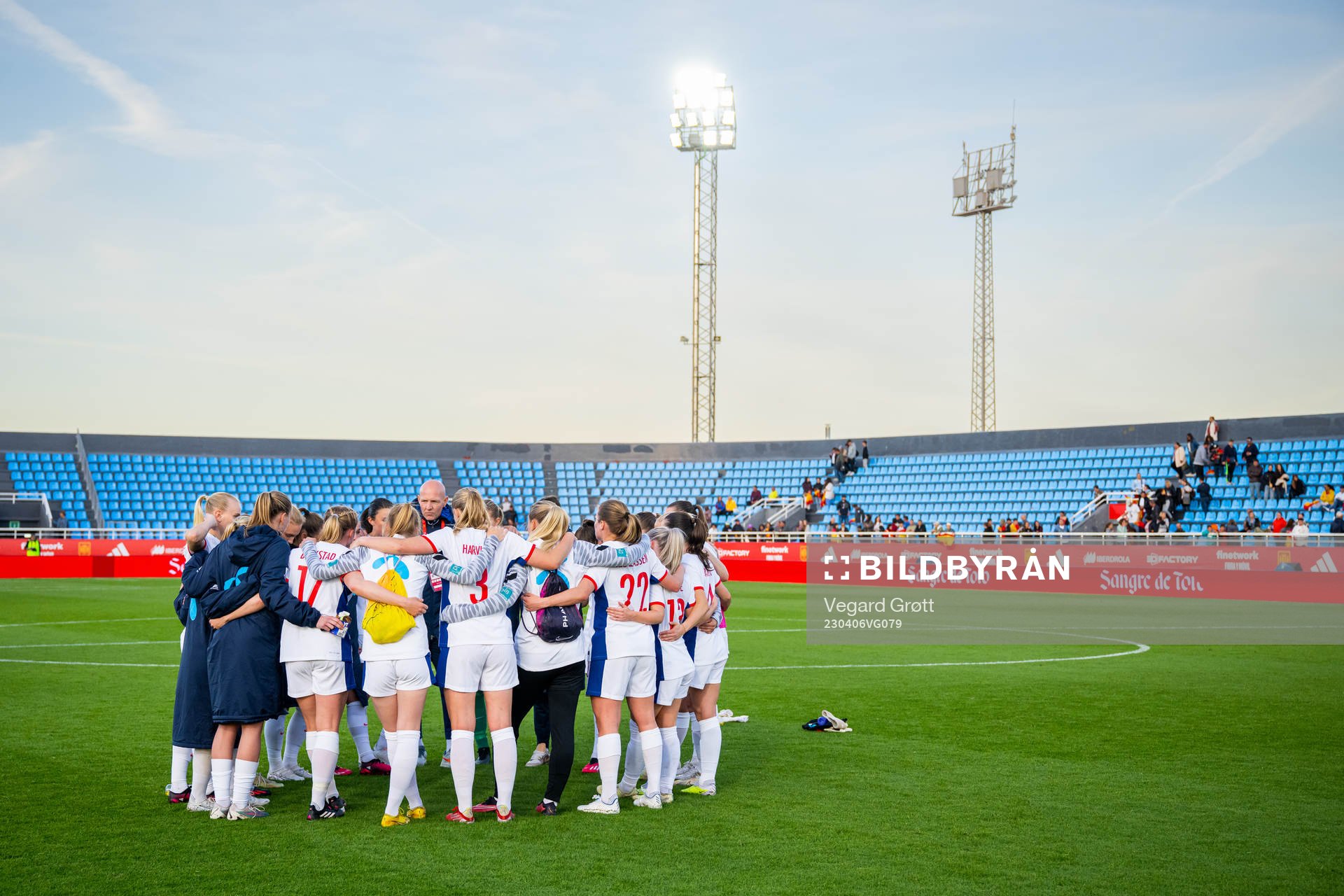 Players of Norway gather in a circle
