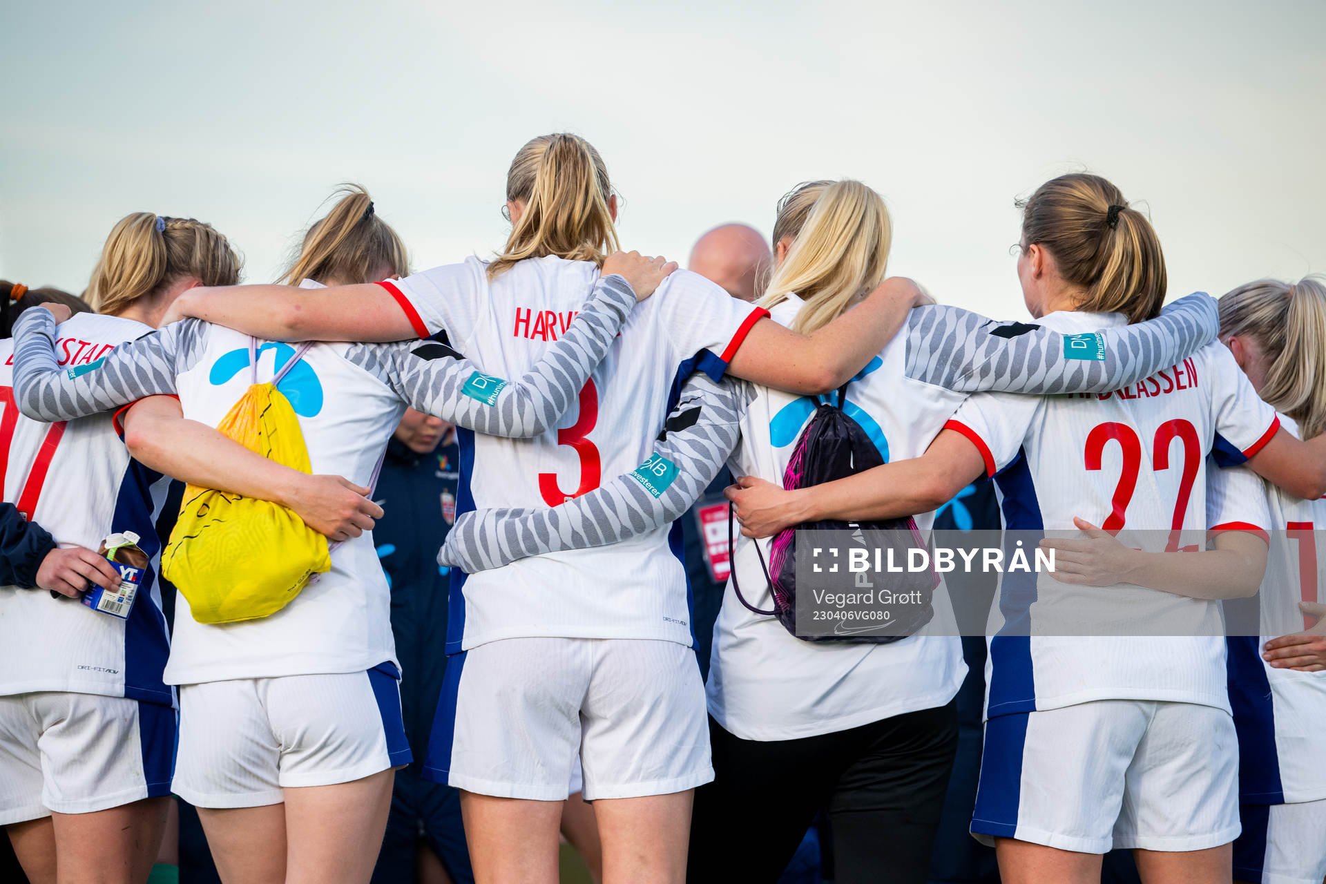 Players of Norway gather in a circle