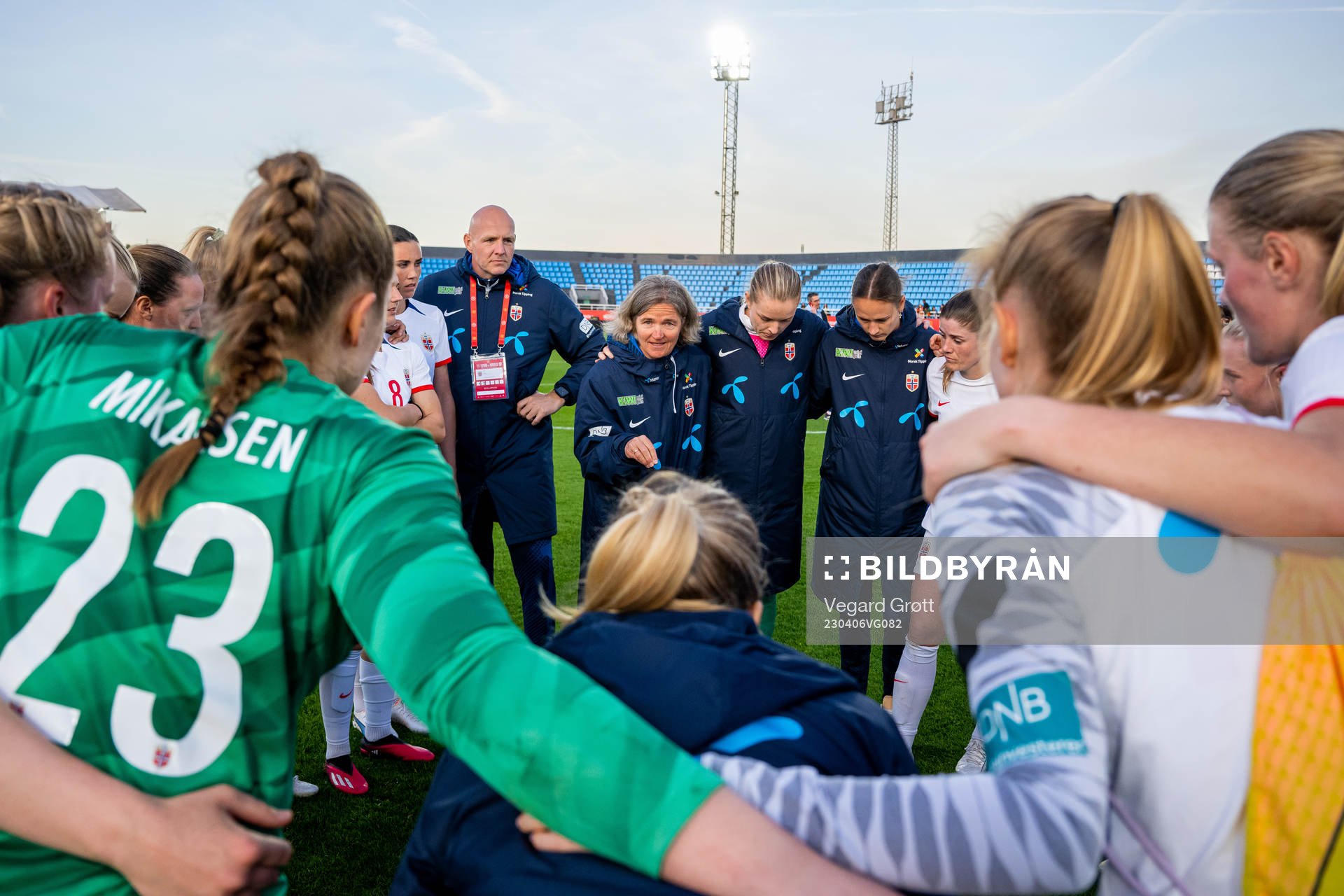 Hege Riise, head coach of Norway, talks to the players