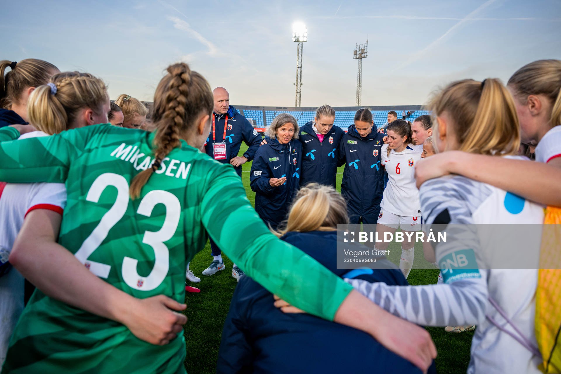 Hege Riise, head coach of Norway, talks to the players