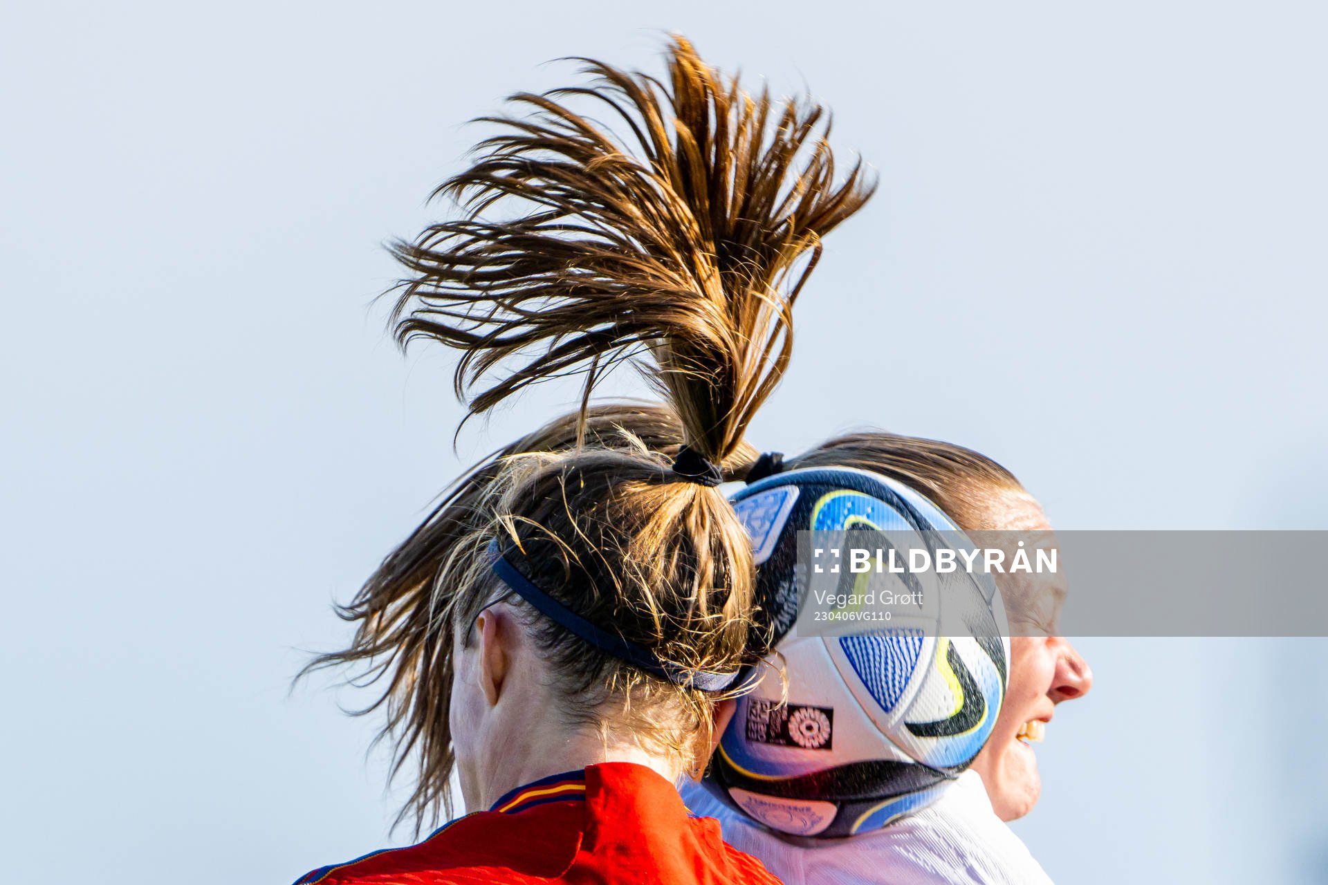 Irene Paredes of Spain and Frida Maanum of Norway