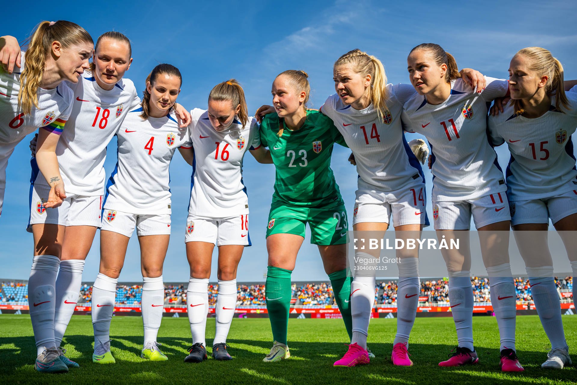 Players of Norway gather in a circle