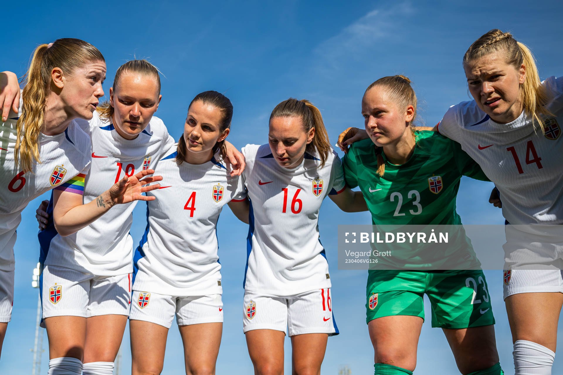Players of Norway gather in a circle