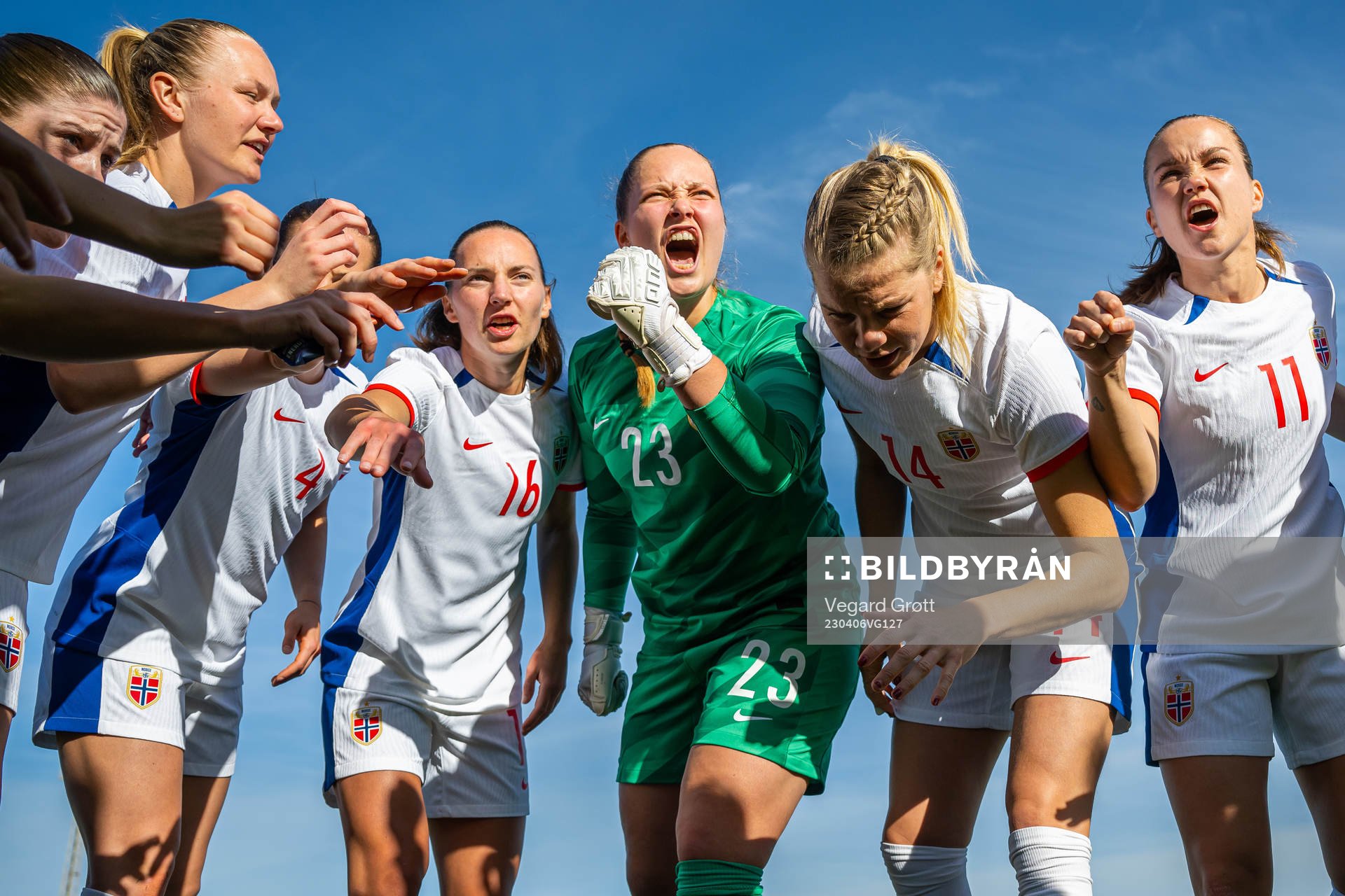Players of Norway gather in a circle