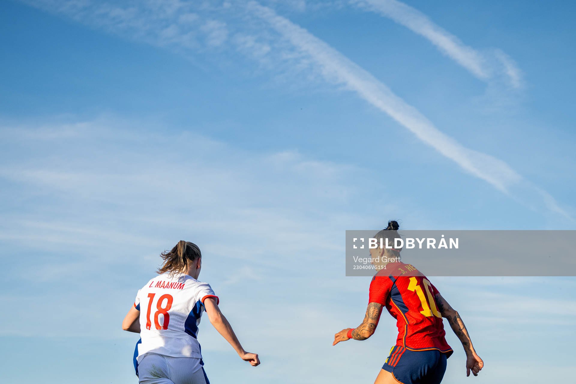 Frida Maanum of Norway and Jennifer Hermoso of Spain