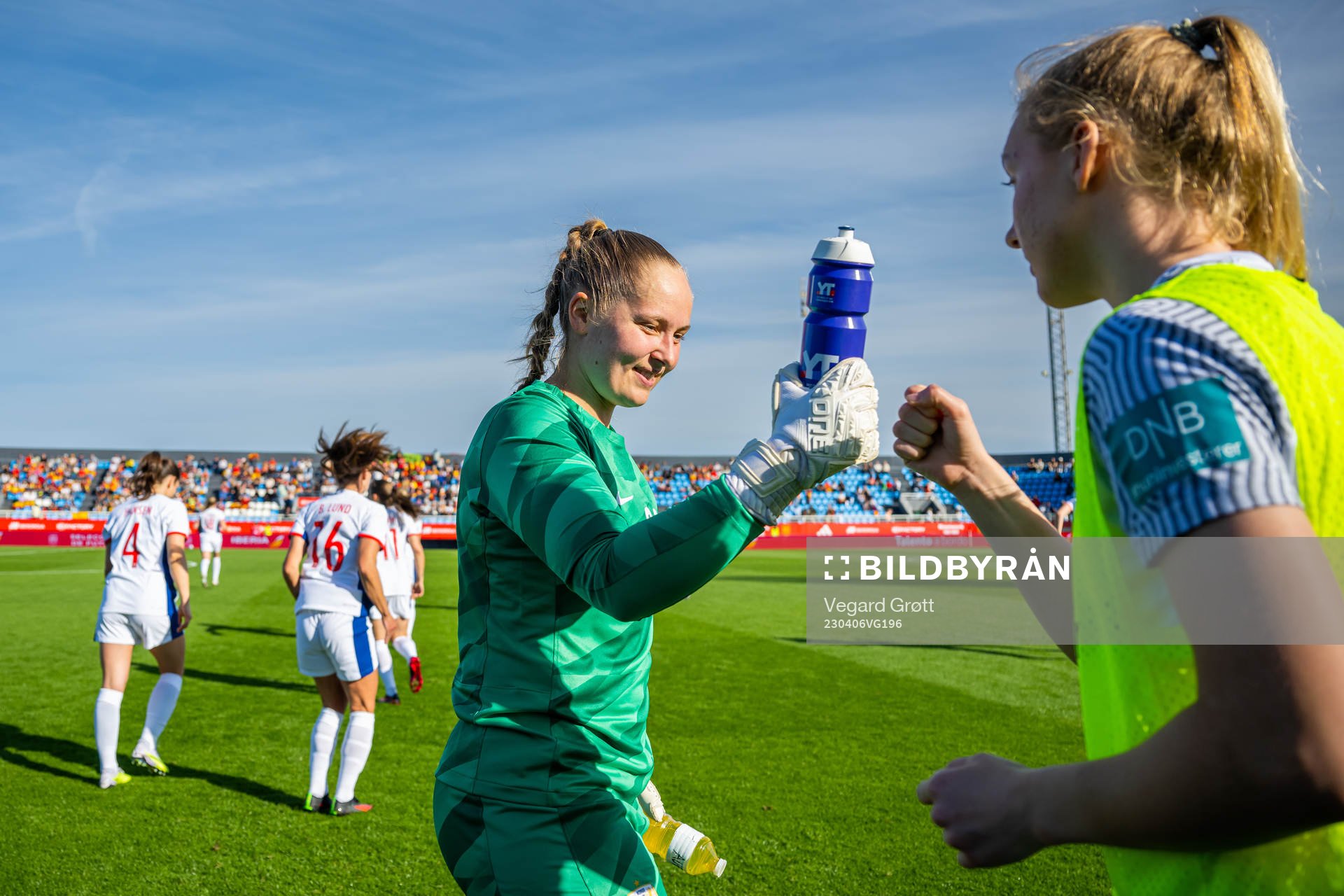 Goalkeeper Aurora Mikalsen and goalkeeper Sunniva Skoglund