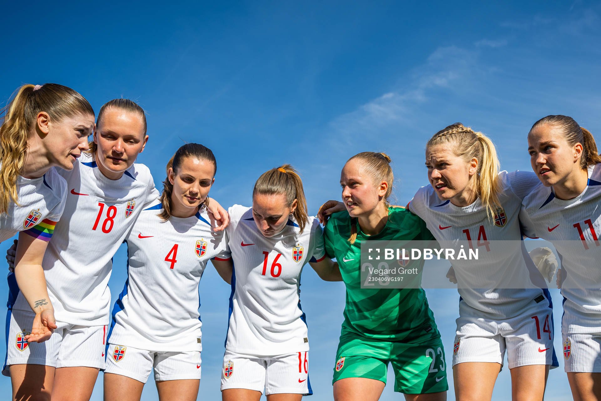 Players of Norway gather in a circle