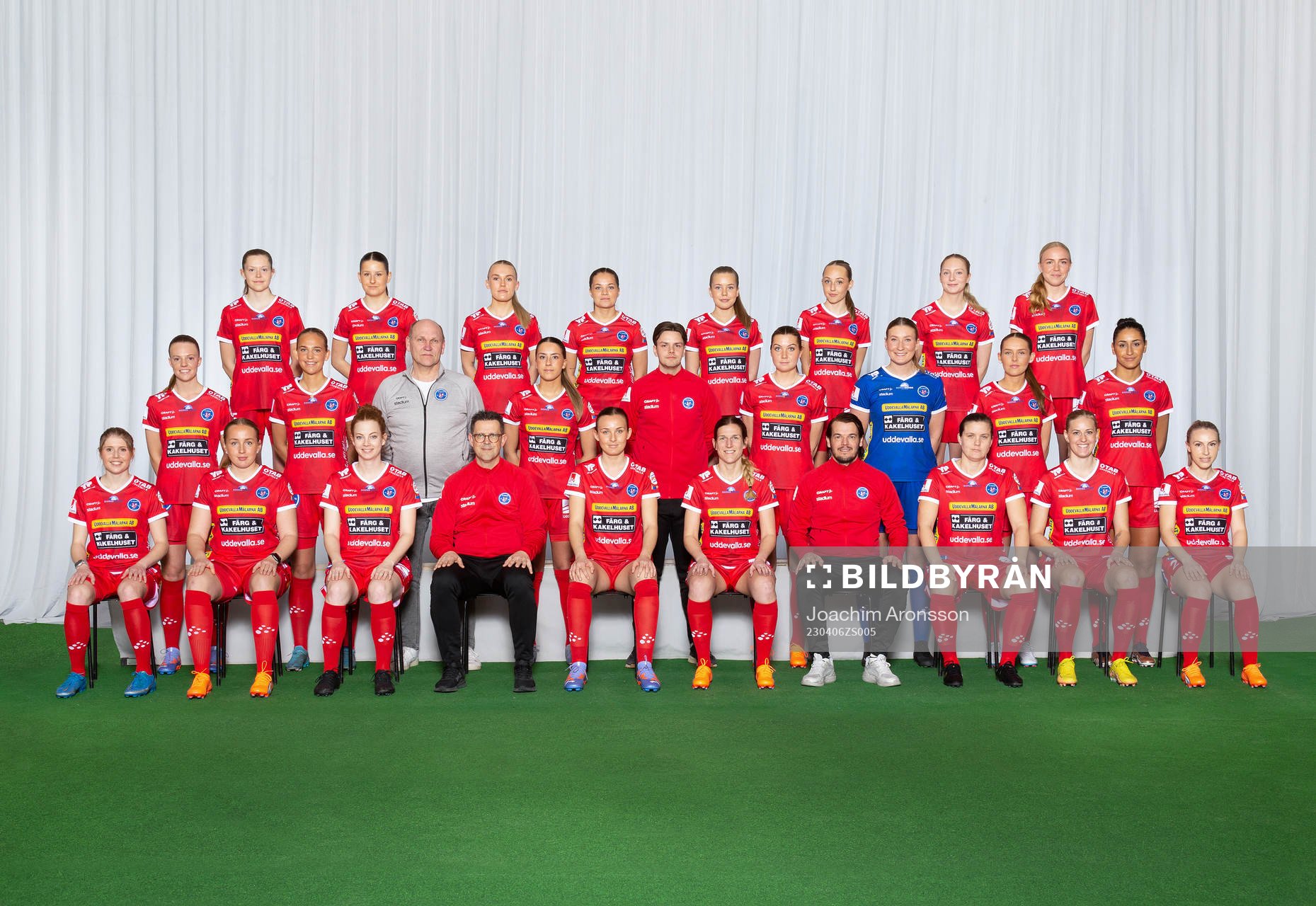 IK Rössö Uddevalla poserar för en lagbild den 6 april 2023 i Uddevalla. Bakre ledet från vänster: Emily Robertsson, Nadira Muminovic, Alice Svensson, Hanna, Bergström, Alice Hell Johansson, Saga Fredgren, Hanna Kauffeldt, Rebecka Steen. Mittenledet från vänster: Freja Johansson, Clara Flenhagen, materialförvaltare Janne Johansson, Kaltrina Brahimaj, målvaktstränare Jonatan Rizkallah, Vendela Stenberg, Mimmi Carlsbogård, Tuva Hahne, Mirjam Bader. Sittande från vänster: Julia Jonassson, Stella Ullberg, Rebecka Christensson, assisterande tränare Rickard Wik, Evelina Persson, Malin Skoglund, tränare Jonas Björk, Anna Holmqvist, Sofia Olsson, Lisa Halldin.