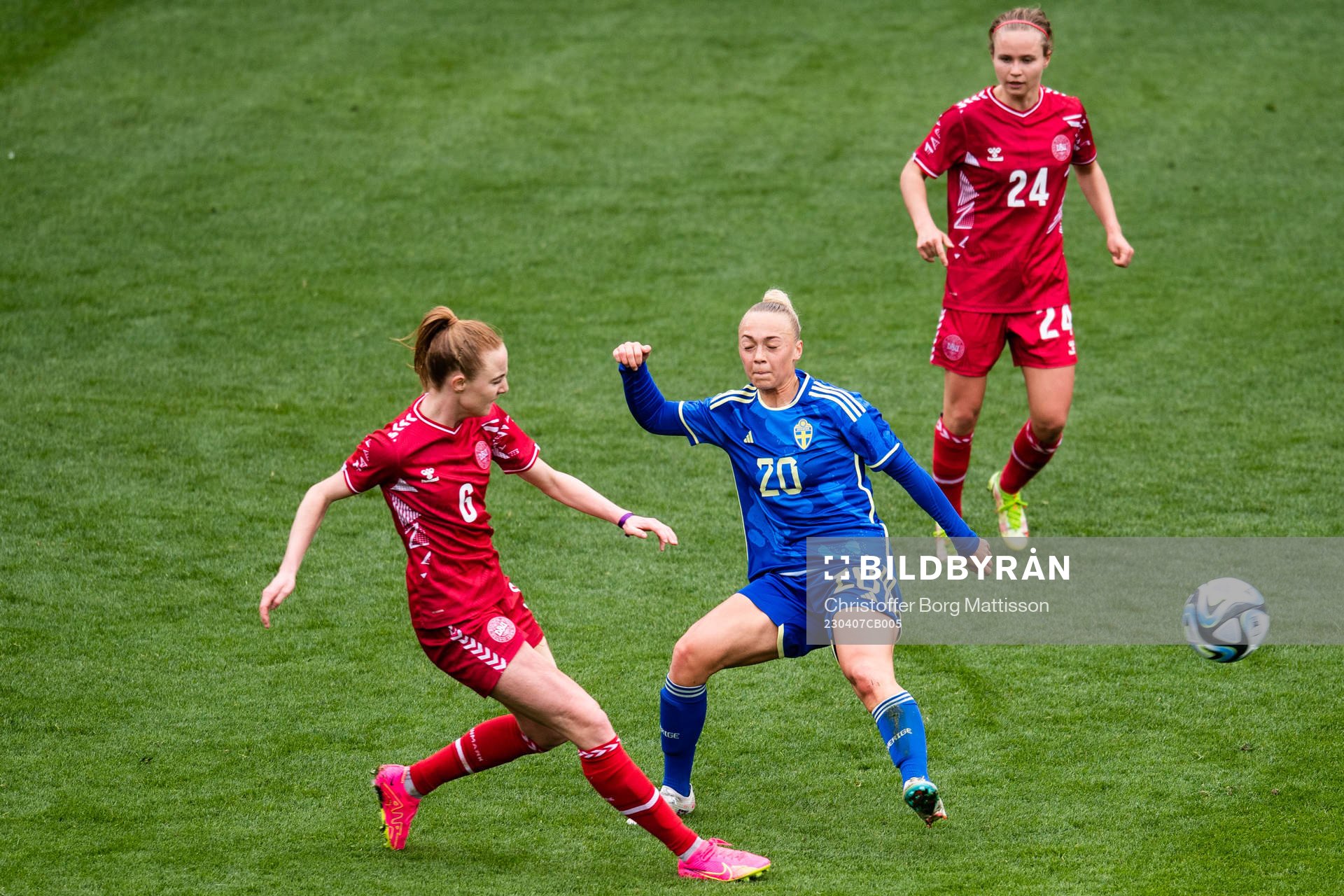 Karen Holmgaard of Denmark and Hanna Bennison of Sweden