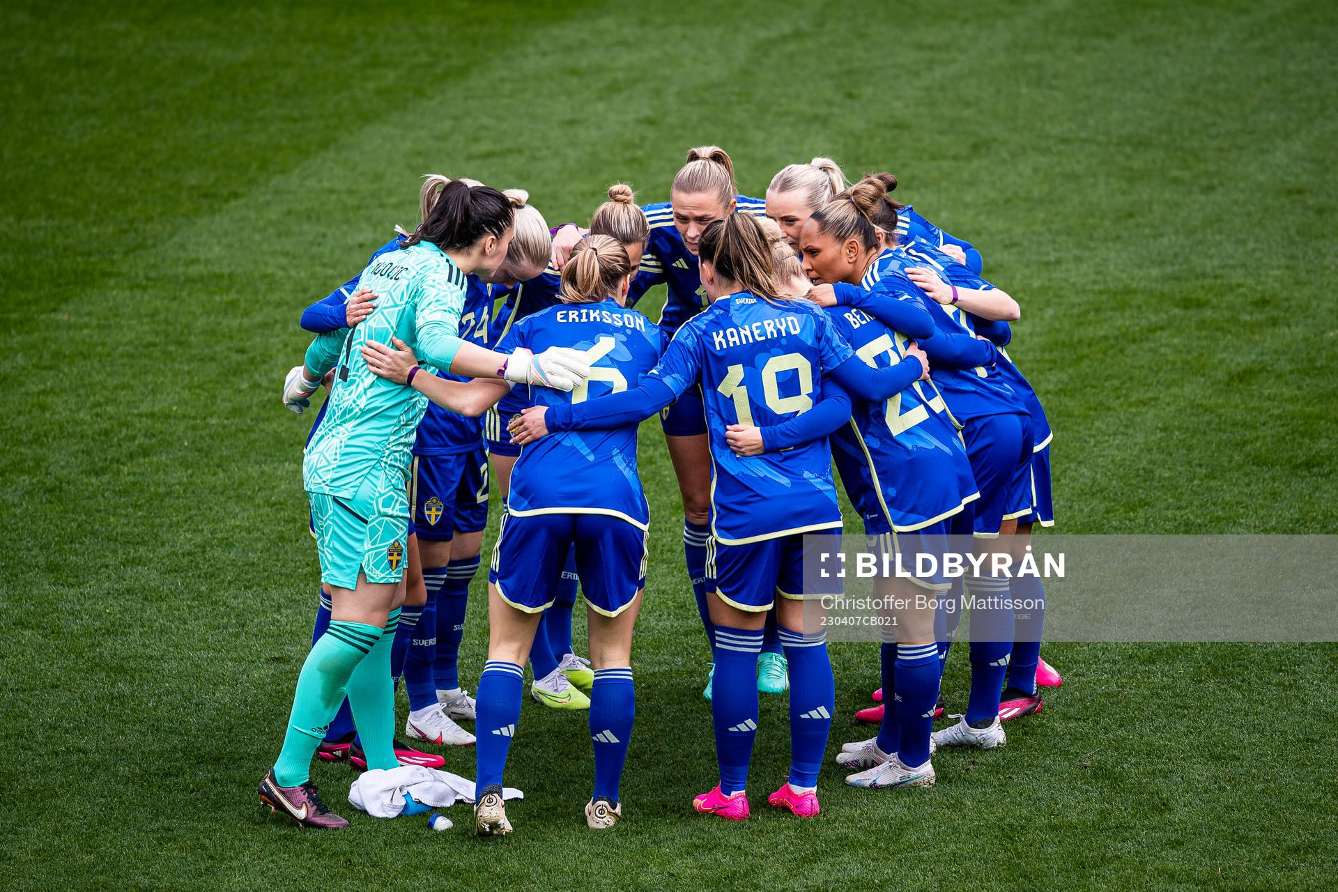 Players of Sweden are gathered ahead the women's