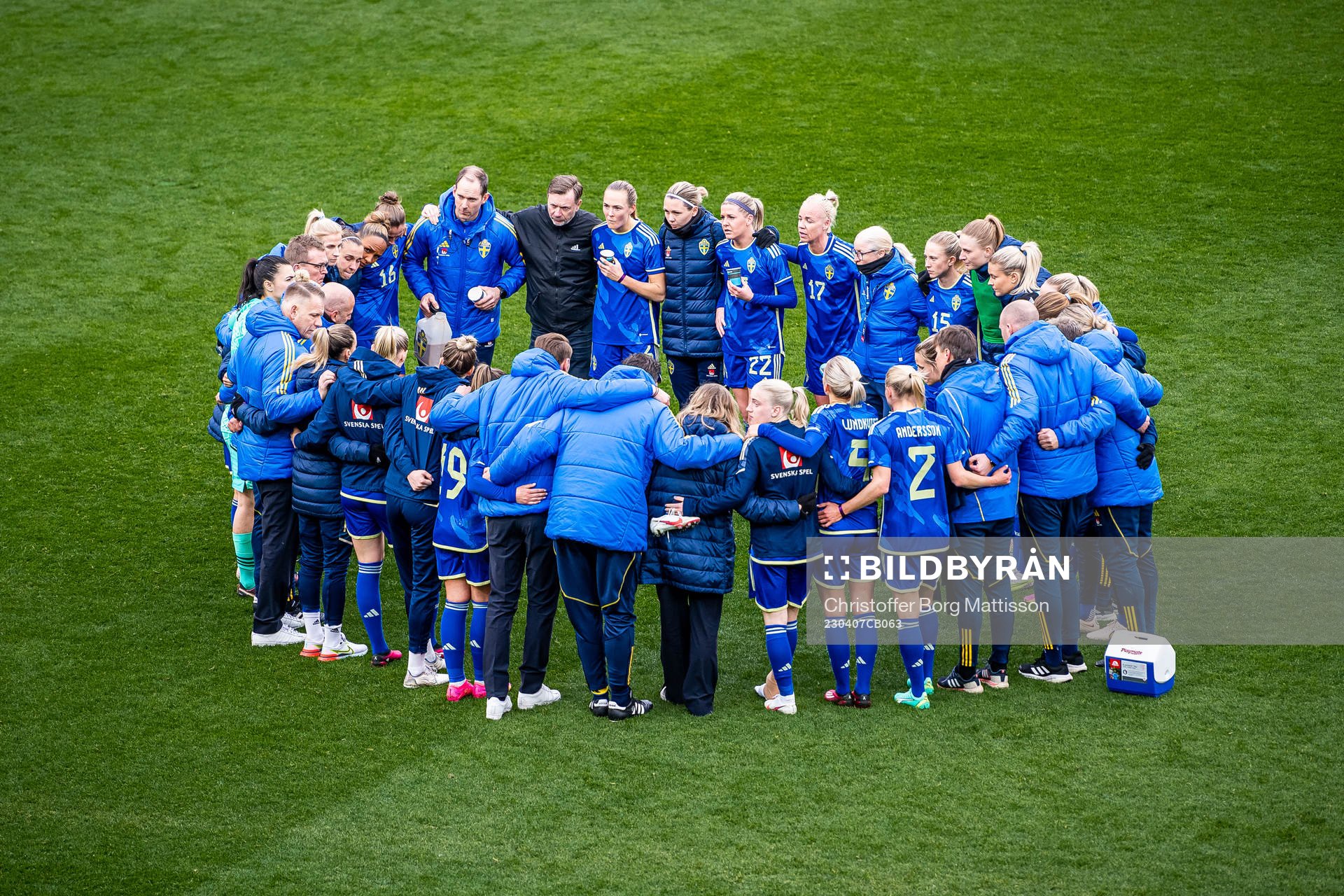 Players and coaches of Sweden are gathered