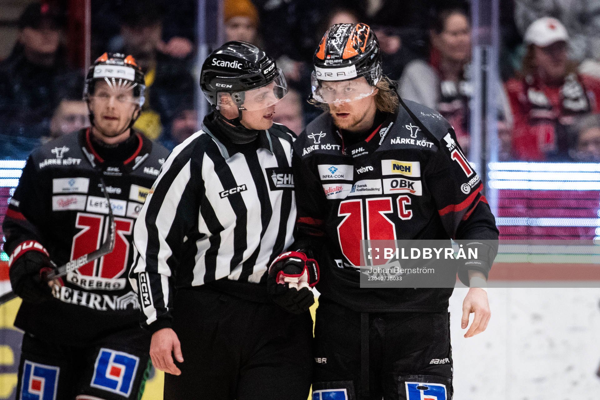 Örebros Rodrigo Abols i diskussion med domaren
