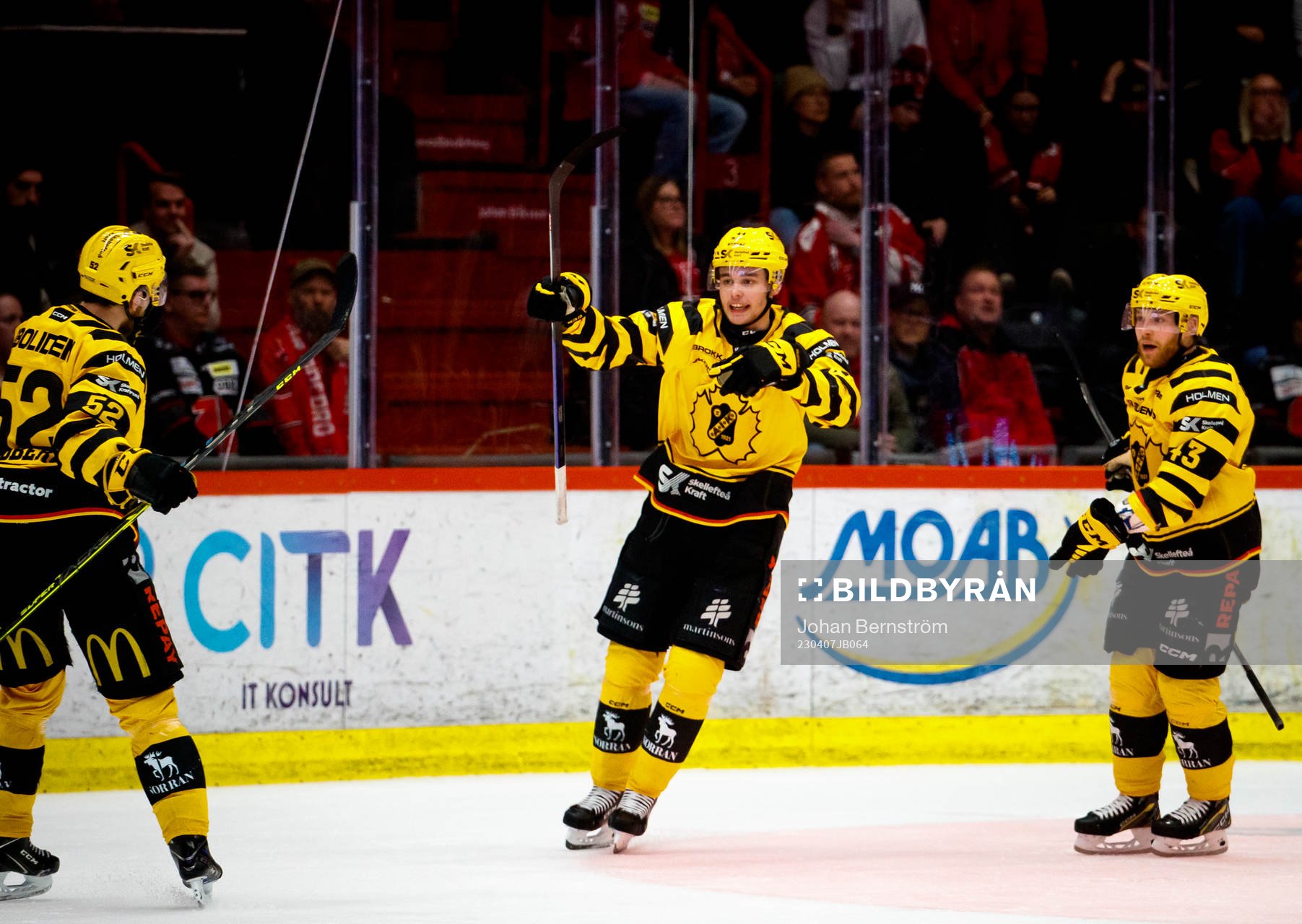 Skellefteås Elias Salomonsson gör 0-1 och jublar med