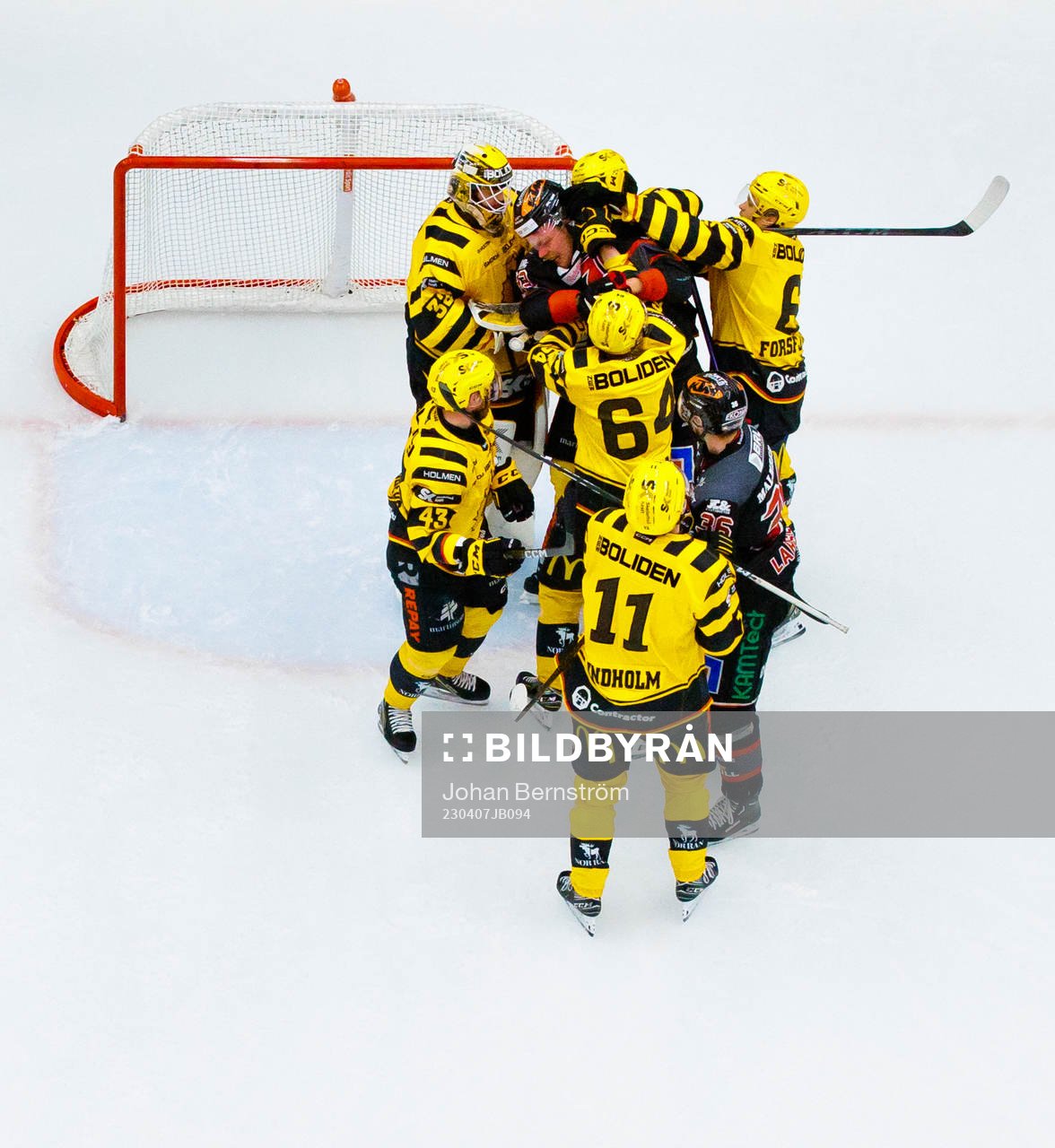 Örebros Christopher Mastomäki i kamp framför