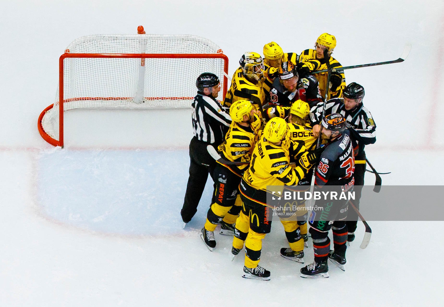 Örebros Christopher Mastomäki i kamp framför