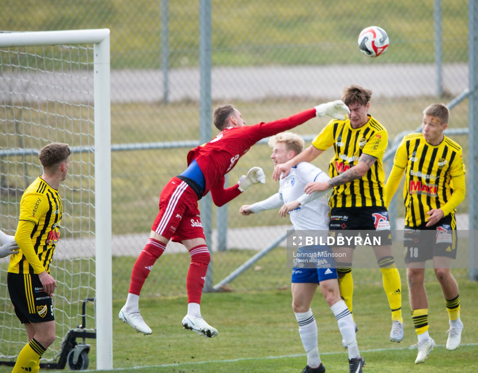 IFK Simrishamns målvakt framför IFK Hässleholms Axel