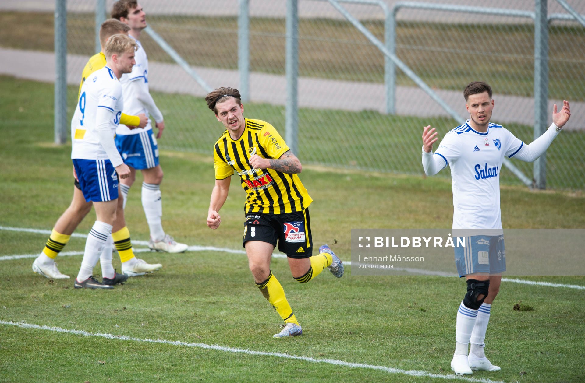 IFK Hässleholms Axel Winberg har gjort 1-1 och jublar i