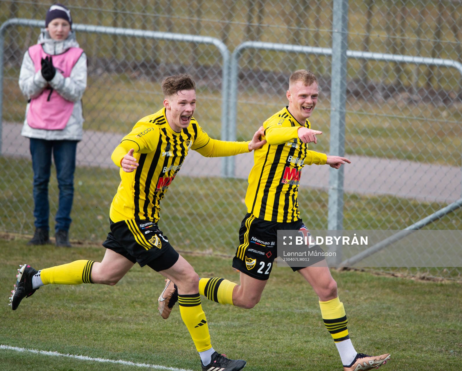 IFK Hässleholms Max Eriksson har gjort 2-1 och grattas av