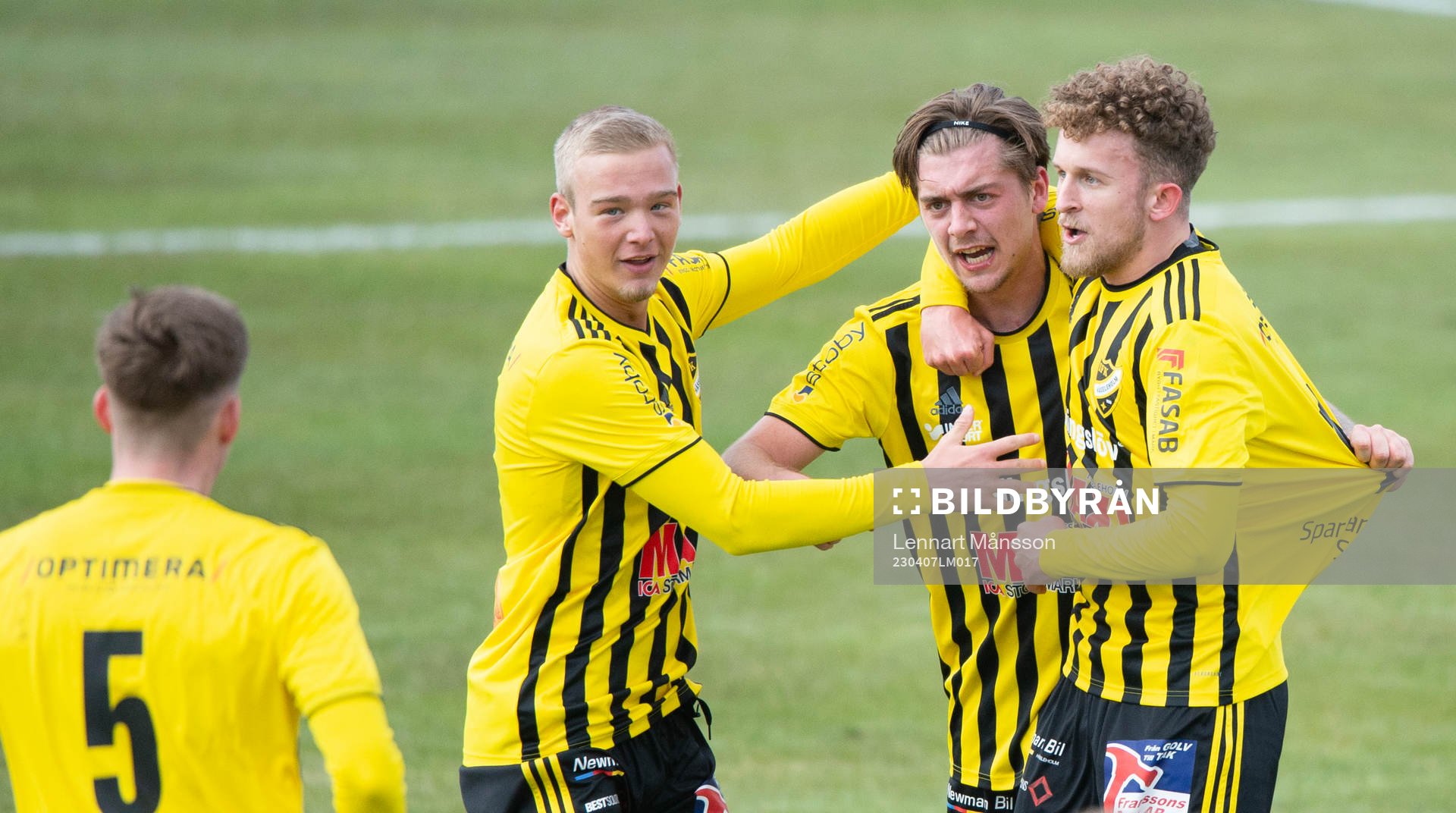 IFK Hässleholms Axel Winberg har gjort 1-1 och grattas av