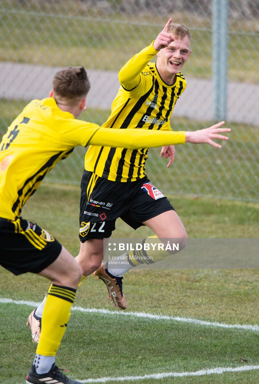 IFK Hässleholms Max Eriksson har gjort 2-1 och grattas av