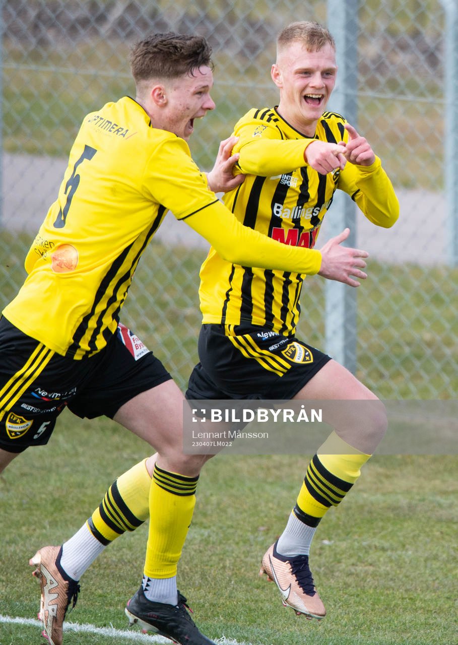 IFK Hässleholms Max Eriksson har gjort 2-1 och grattas av