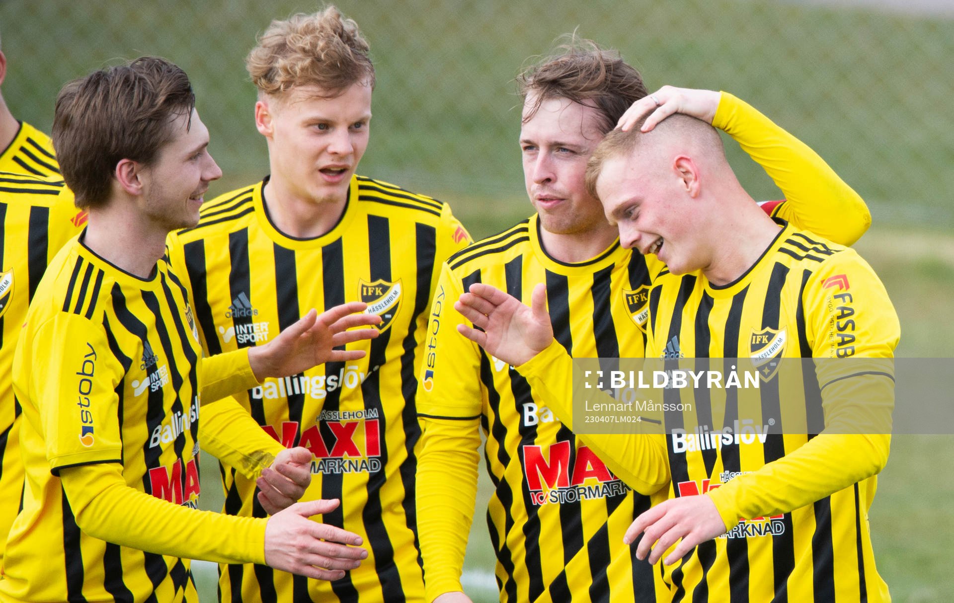 IFK Hässleholms Max Eriksson har gjort 2-1 och grattas av