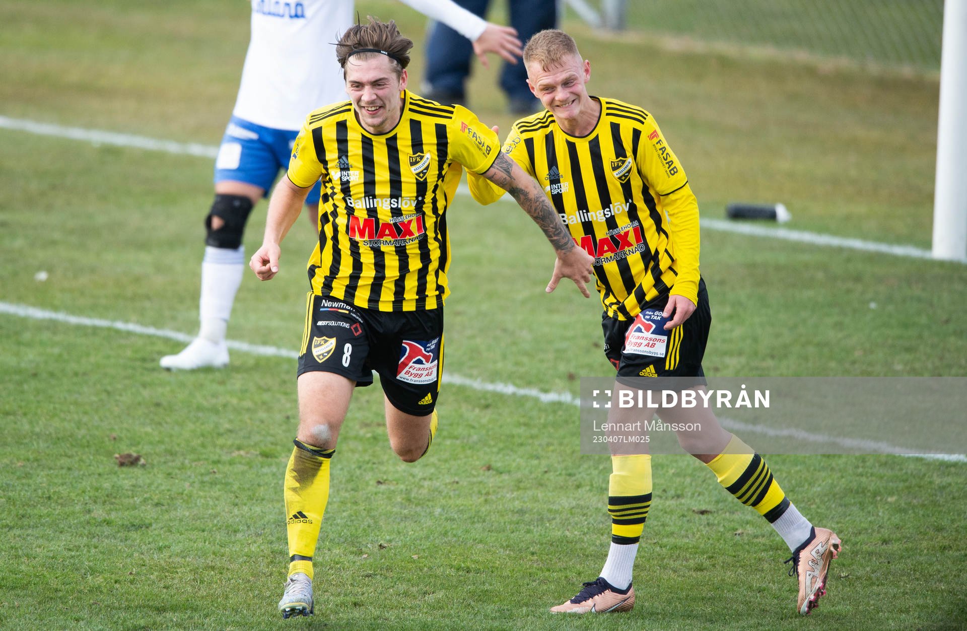 IFK Hässleholms Axel Winberg har gjort 3-1 (och även 1-1) och grattas av Max Eriksson (som gjorde 2-1) i matchen i div. 2 mellan IFK Hässleholm och IFK Simrishamn i Hässleholm 7 april 2023.