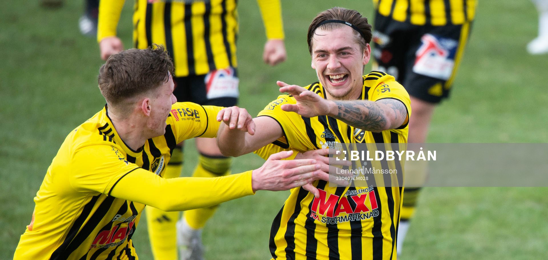 IFK Hässleholms Axel Winberg har gjort 3-1 (och även 1-1) och grattas av Axel Henriksson i matchen i div. 2 mellan IFK Hässleholm och IFK Simrishamn i Hässleholm 7 april 2023.