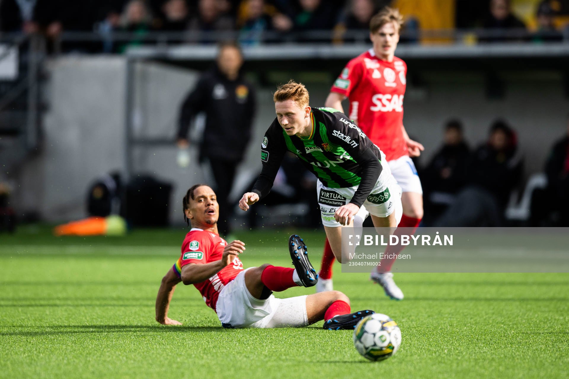 Brages Seth Hellberg och GAISs Julius Lindberg under fotbollsmatchen i Superettan mellan GAIS och Brage den 7 april 2023 i Göteborg. 