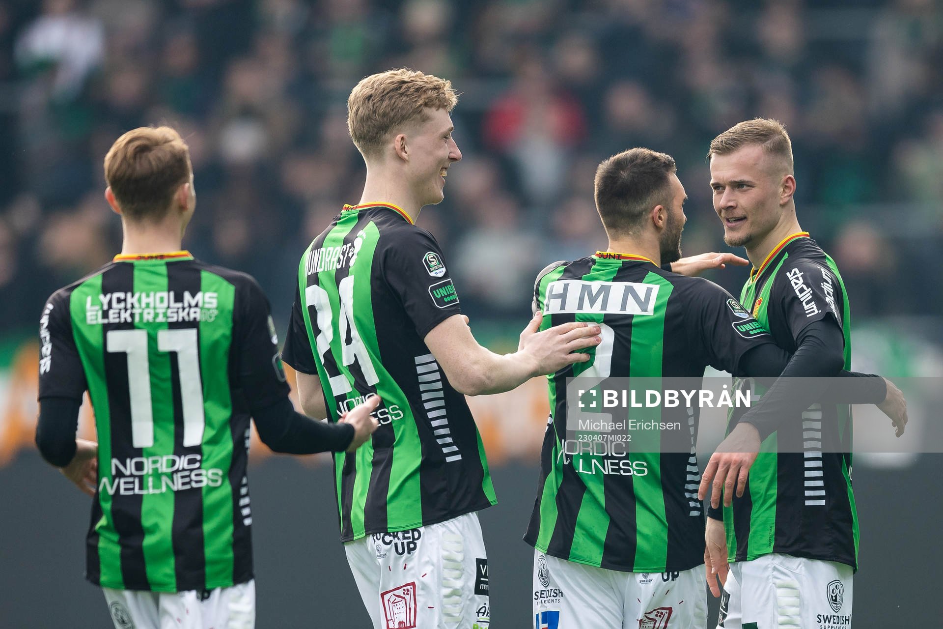 GAIS Alexander Ahl Holmström jublar med lagkamrater