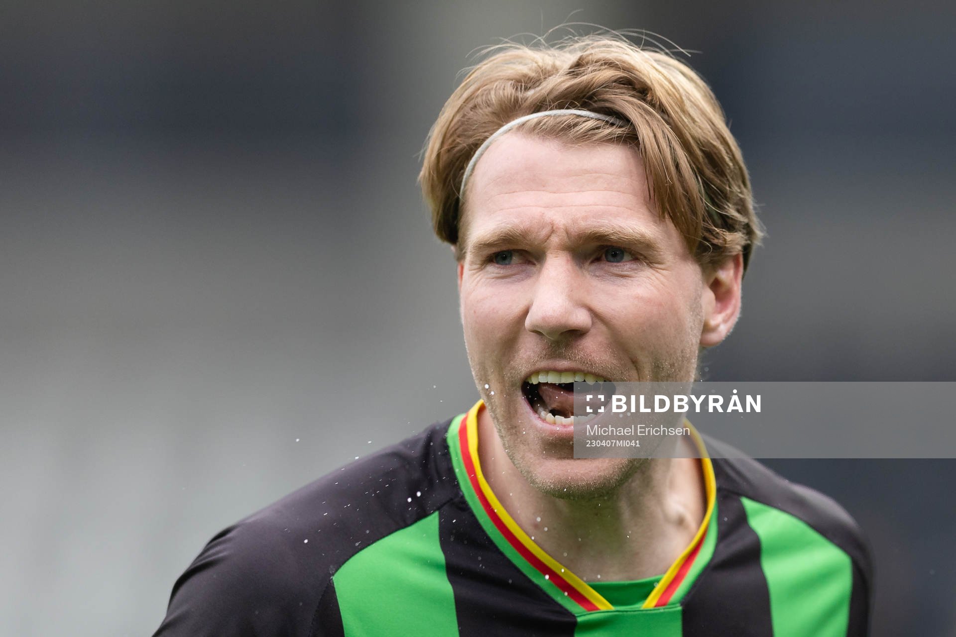 GAIS August Wängberg håller i en sång framför klacken efter fotbollsmatchen i Superettan mellan GAIS och Brage den 7 april 2023 i Göteborg. 