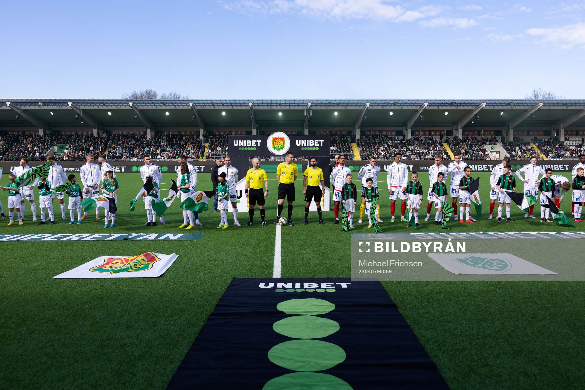 Lagen på line up innan fotbollsmatchen i Superettan mellan